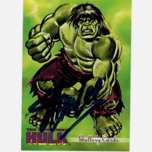 Könnte beinhalten: Sammelkarte mit dem Hulk in einer dynamischen Pose, mit grüner Haut, zerrissenen lila Hosen und schwarzen Haaren. Die Karte trägt den Text "The Incredible Hulk" und "Gallery Cards" auf grünem Hintergrund, mit einer Unterschrift.