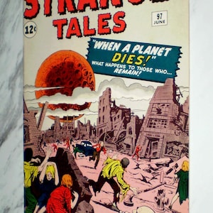 Puede incluir: Portada de cómic vintage de "Strange Tales" #97, con una escena dramática de una ciudad postapocalíptica bajo un planeta rojo. La portada incluye el texto "When a Planet Dies!" e ilustraciones de figuras huyendo.