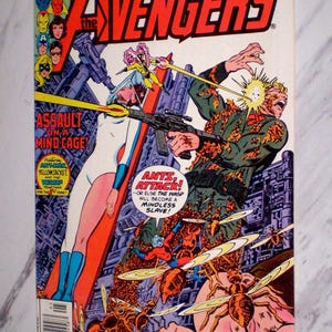 Könnte beinhalten: Vintage Marvel Comics "The Avengers" Comic-Cover. Enthält Illustrationen von Superhelden und Schurken, mit dem Text "Angriff auf einen Gedächtniskäfig!" und "Ameisen greifen an!". Der Comic ist in gutem Zustand.