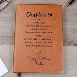 Geschenk zum 90. Geburtstag für sie: Personalisiertes Tagebuch „Kapitel 90“ mit Namen, Erinnerungsstück für Oma