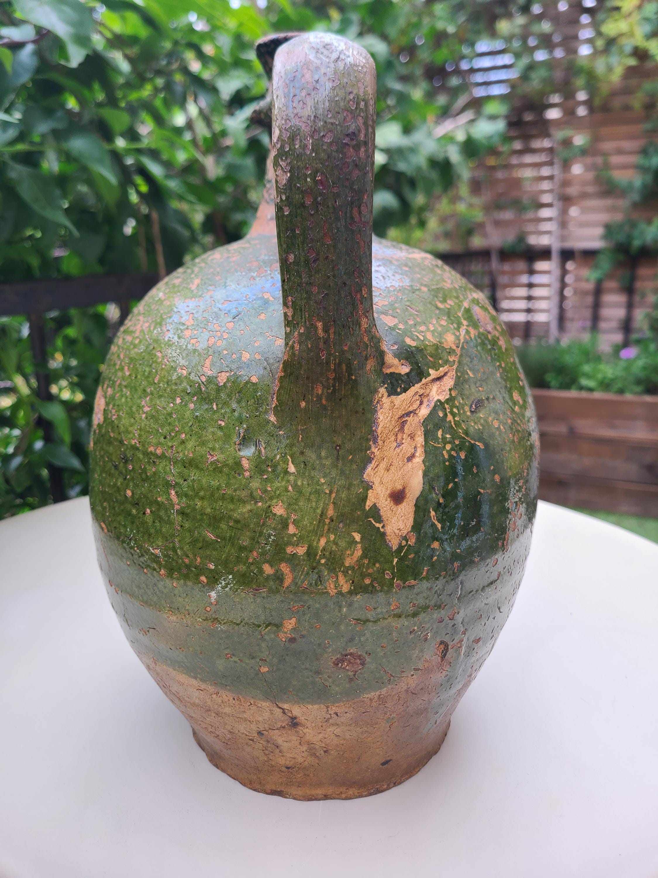 18 世紀末のプロヴァンス陶器の特徴である、艶出しテラコッタ製の