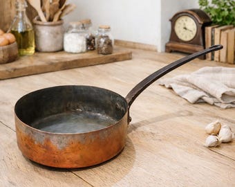 Antieke koperen steelpan uit de 19e eeuw.