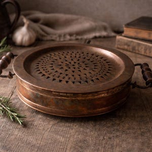 Calentador de alimentos de cobre antiguo del siglo XIX. Utensilios de cocina franceses de cobre vintage. Decoración rústica de mesa coleccionable.