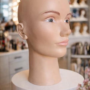 Vintage-Mannequinkopf/Büste für Männer mit Perückenständer – Retro-Dekoration der 1970er/80er Jahre. Marke: Pivot Point.