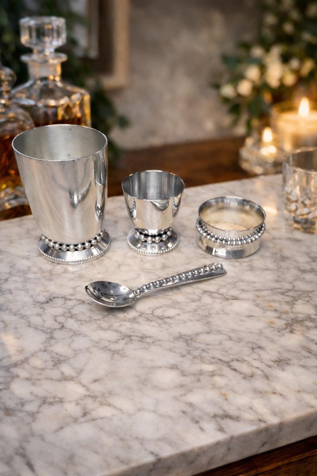 Set de 4 coquetiers design en métal argenté brillant