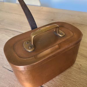 Kupfertopf mit Deckel aus dem 19. Jahrhundert – antiker französischer Topf, Vintage-Küchendekor. Kupferfischkessel.
