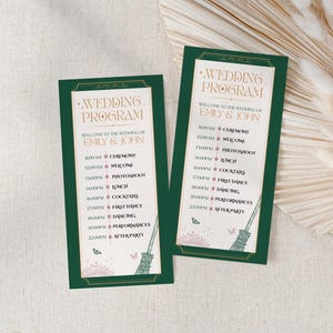 Pode incluir: Dois cartões de programa de casamento com borda verde escuro e texto dourado. Os cartões dizem "Programa de Casamento" e listam a programação do casamento. O fundo é de cor neutra com plantas decorativas secas.