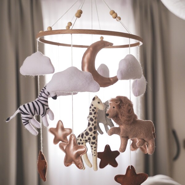 Safari mobile pour bébé en bois de bambou et feutre également pour les enfants avec lion, zèbre, éléphant et girafe Afrique jungle animaux sauvages nuage de lune sauvage