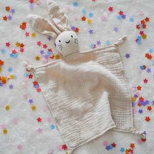 Schnuffeltuch personalisiert Hase | Schmusetuch Baby Musselin | Babygeschenk Geburt Neugeboren Beige ohne Ohr