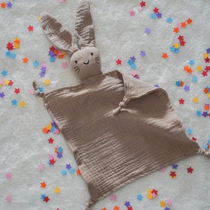 Schnuffeltuch personalisiert Hase | Schmusetuch Baby Musselin | Babygeschenk Geburt Neugeboren Dunkelbeige ohne Ohr