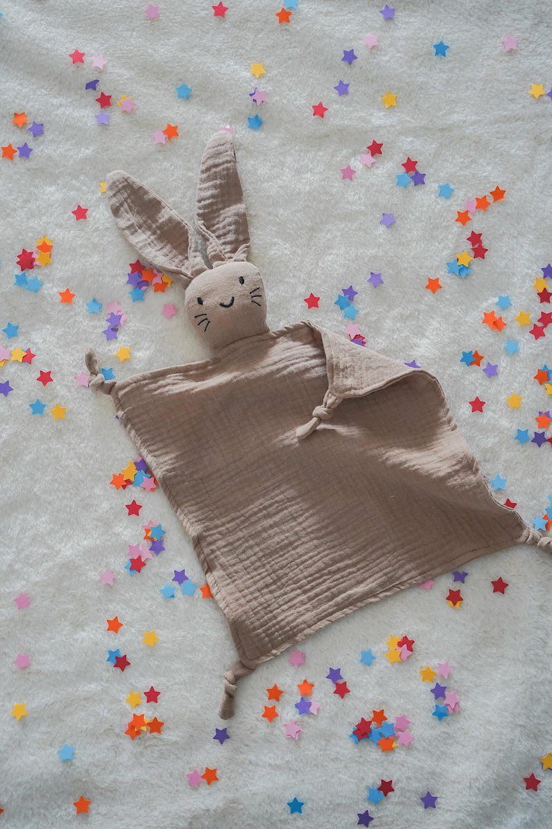 Schnuffeltuch personalisiert Hase | Schmusetuch Baby Musselin | Babygeschenk Geburt Neugeboren Dunkelbeige ohne Ohr