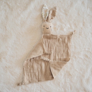 Schnuffeltuch personalisiert Hase | Schmusetuch Baby Musselin | Babygeschenk Geburt Neugeboren ベージュ