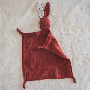 Schnuffeltuch personalisiert Hase | Schmusetuch Baby Musselin | Babygeschenk Geburt Neugeboren Weinrot