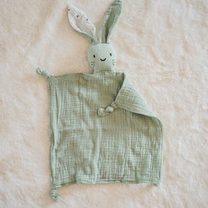 Schnuffeltuch personalisiert Hase | Schmusetuch Baby Musselin | Babygeschenk Geburt Neugeboren Grün