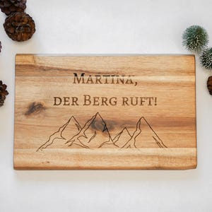 Personalisiertes Brotzeitbrett Akazienholz Name Berg steigen Wandern Berge Ehepaar Freunde Geschenk Gipfel Brotzeit Ostern Berg ruft Ostern