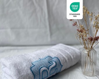 Towel embroidered with letter, Oeko-TEX® Standard 100 - Personalized bath towel with embroidered monogram (detail)