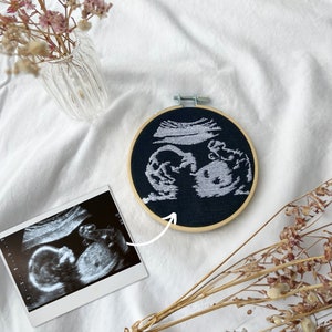 Stickrahmen mit Ultraschallbild bestickt - Personalisierte Wanddekoration als einzigartige Erinnerung für werdende Eltern