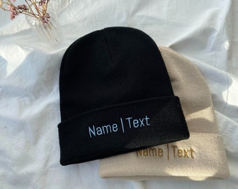 Mütze mit Namen oder Wunschtext bestickt - Personalisierte Beanie aus hochwertigem, doppellagigem Strick als außergewöhnliche Geschenkidee