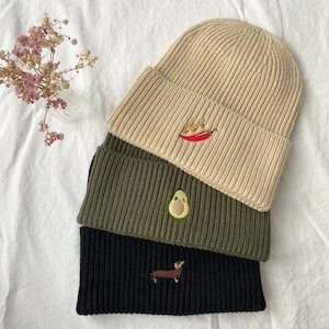 Mütze mit Motiv bestickt Personalisierte Beanie aus hochwertigem Strick als außergewöhnliche Geschenkidee grob Bild 1