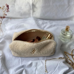 Teddy Kosmetiktasche mit Initialen bestickt - Personalisierte Plüsch Schminktasche ideal als Organizer für die Handtasche