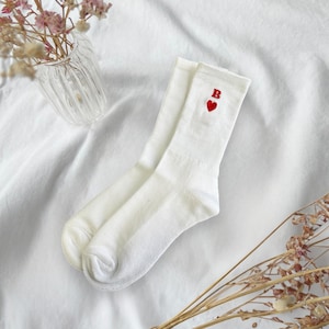 Socken mit Buchstabe und Herzmotiv bestickt - Personalisierte Socken als außergewöhnliche Geschenkidee