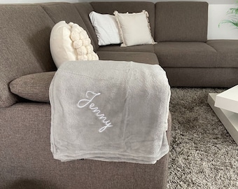 Personlig filt broderad med namn - En unik presentidé tillverkad av mjuk polyester