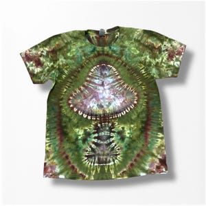 Peut inclure: Un t-shirt tie-dye vert, marron et blanc avec un motif de champignon.