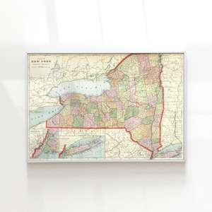 Peut inclure: Une carte ancienne encadrée de l'État de New York, avec des lignes de comté détaillées et des caractéristiques géographiques. La carte est dans des tons sourds de vert, rose et jaune, avec une bordure rouge. Le titre "Map of New York" est visible.