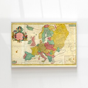Könnte beinhalten: Gerahmte Vintage-Karte von Europa, die den Kontinent mit Ländern in verschiedenen Farben zeigt. Die Karte enthält Illustrationen und Text und ist in einem weißen Rahmen präsentiert.