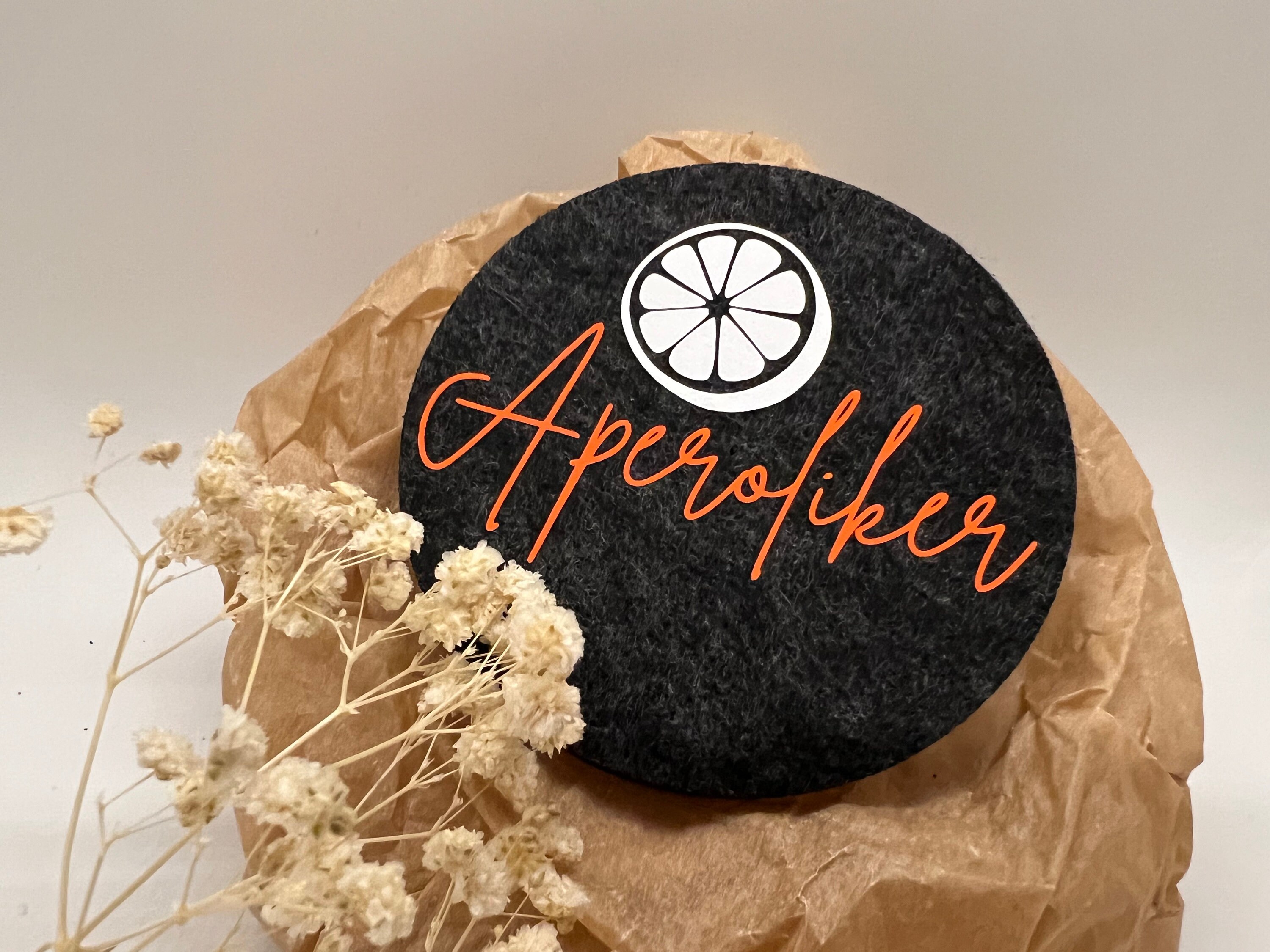 Aperol Spritz Geschenkset – 16-teilig Mit 6 Filzuntersetzern, 6 Glasstrohhalmen, Bürste & Aufklebern