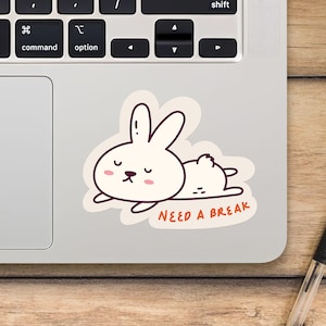 Een pauze nodig laptopsticker, vermoeide konijnsticker, Mackbook vinylsticker, cartoonsticker - SunflowerStickers