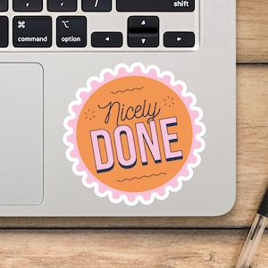 Naklejka na laptopa Nicely Done, motywująca okrągła naklejka na kwiaty, naklejka winylowa na Mackbooka, naklejka z kreskówką - SunfloweerStickers