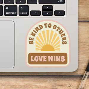 Wees aardig voor anderen Love Wins Laptop Sticker, Pastel Sunset Retro Sticker, Mackbook Vinyl Sticker, Cartoon Sticker - SunflowerStickers