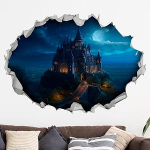 Pode incluir: Um autocolante de parede com uma ilustração detalhada de um castelo numa falésia, iluminado por luzes. O castelo está situado contra um céu noturno com lua cheia. A imagem foi concebida para parecer um buraco na parede.