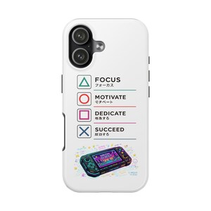 Puede incluir: Funda de teléfono blanca con un gráfico de consola de juegos portátil y las palabras "FOCUS, MOTIVATE, DEDICATE, SUCCEED" en inglés y japonés. La consola muestra el texto "NEON QUEST".