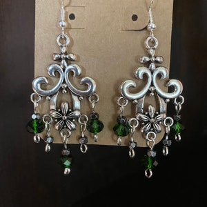 Emerald green beaded floral antique style silber chandelier earrings