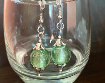 Lichtgroene oorbellen van glas en zilver met bloemen