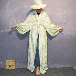 Roupão de praia, quimono estiloso, quimono, roupa de resort, saída de praia, vestido longo, boho hippie, roupão multicolorido estiloso, roupão estiloso