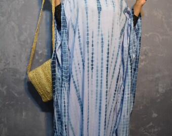 Blauw-witte tie-dye rayon kaftan: boho strandjurk