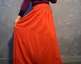 Saia longa de rayon: saia rodada com cintura alta e corte A