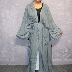 Robe longo estilo quimono boho cinza: vestido resort com estampa tie-dye de rayon