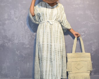Szara sukienka kaftan z wiskozy tie-dye: okrycie plażowe w stylu boho