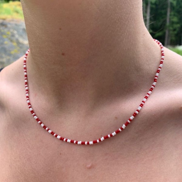 Tight-fitting pearl necklace in red and white