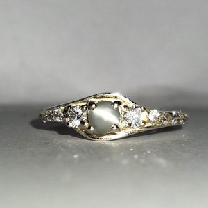 Naturalny Kocie Oko Chryzoberyl i Diamenty CZ w Solidnym Pierścionku Srebrnym 925, Elegancki design, Styl Vintage