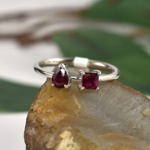 Minimalistische robijnring - sterlingzilveren sierlijke rode edelsteenring - dubbele stenen ring, ring juli geboortesteen, handgemaakt cadeau voor haar
