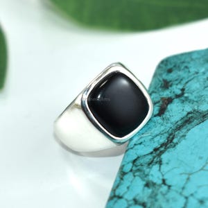 Anillo de sello de ónix negro en plata de ley 925: joyería moderna y de tendencia para hombre.