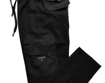 PRADA Pantalón negro de hombre con bolsillo cargo, material de algodón, cordón, cintura elástica y logo de metal.