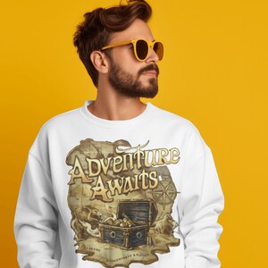 Advanture Awaits Roadtrip Unisex Heavy Blend Crewneck Sudadera Ocean Treasure Box Mapa Modo de viaje Wanderlust World Traveller Sailing Waves