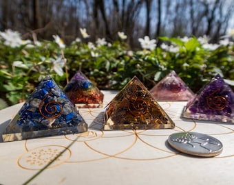 4 cm kristallorgonitpyramid, ametist, lapis lazuli, tigeröga, kvarts, chakra, reiki-healing, meditation