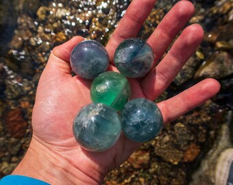 Grön fluoritkula, kristallkula, fluoritkristaller, klarhet, natursten för litoterapi, dekoration, present